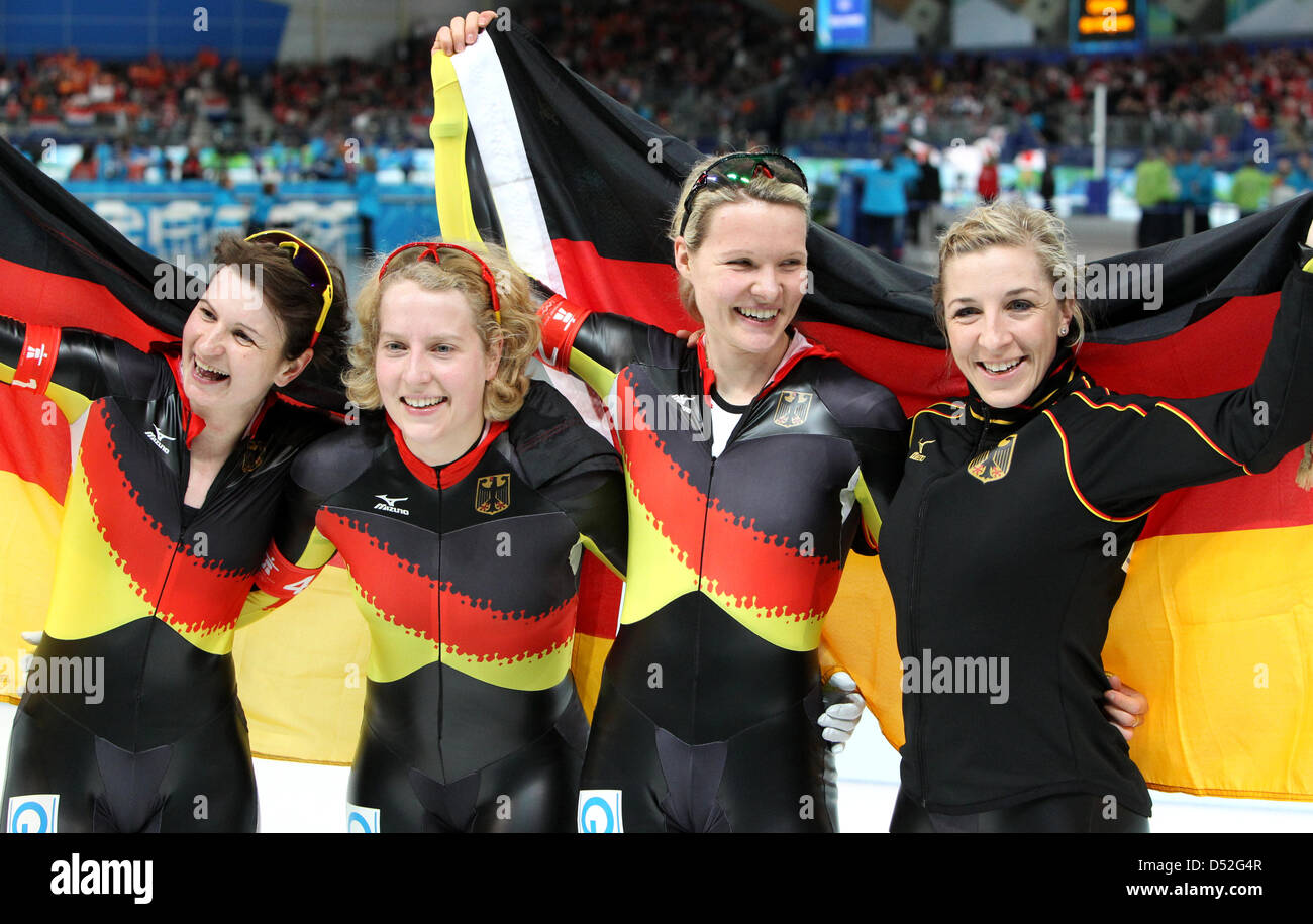 Gewinner (L-R) Daniela Anschütz-Thoms, Katrin Mattscherodt, Stephanie Beckert und Anni Friesinger-Postma Deutschlands genießen Sie ihren ersten Platz nach der Eisschnelllauf Frauen Team Pursuit Finale im Richmond Olympic Oval während den Olympischen Spielen 2010 Vancouver, in Vancouver, Kanada, 27. Februar 2010. Foto: Daniel Karmann +++(c) Dpa - Bildfunk +++ Stockfoto