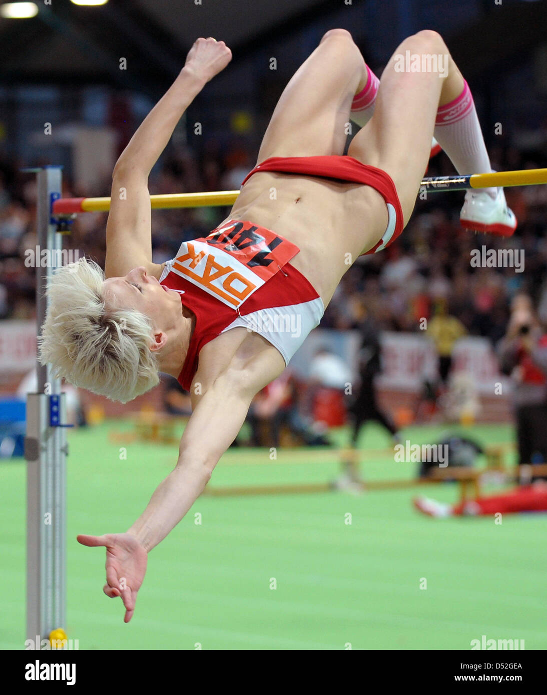 Ariane Friedrich in Aktion während der Frauen Hochsprung-Veranstaltung bei den deutschen Indoor Leichtathletik Meisterschaften in der Europahalle in Karlsruhe, Deutschland, 28. Februar 2010 gezeigt. Friedrich gewann die Veranstaltung mit 2,02 m. Die Meisterschaften sind die letzte Chance für die Athleten für die Leichtathletik-WM in Doha zu qualifizieren. Foto: RONALD WITTEK Stockfoto