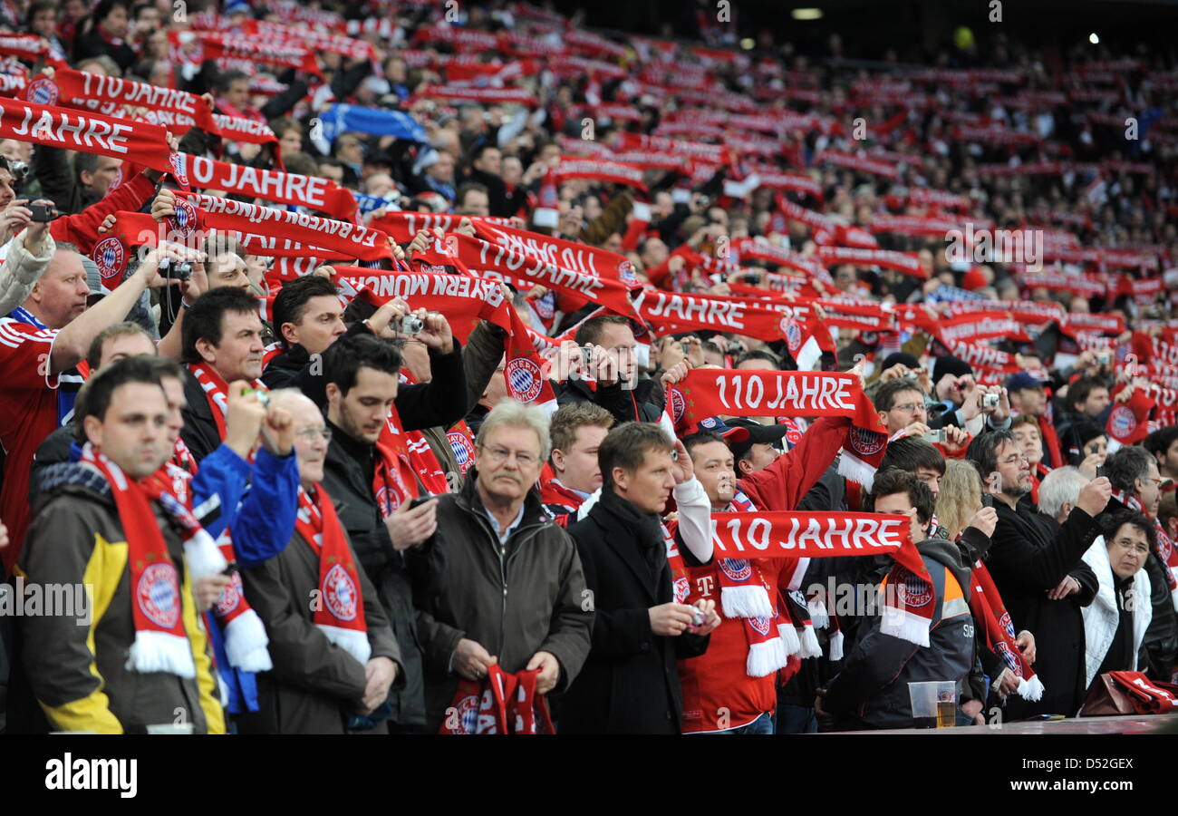 Fußball Bundesliga, 24. Spieltag: FC Bayern München - Hamburger SV am Sonntag (28.02.2010) in der Allianz Arena in München (Oberbayern). Bayern-Fans Mit Jubiläumsschal. Foto: Tobias Hase Dpa/Lby (Achtung Sperrfrist! Die DFL Erlaubt Die Weiterverwertung der Bilder Im IPTV, Mobilfunk Und Durch Sonstige Neue Technologieentwicklungsfähigkeit Erst Zwei Stunden Nach Spielende. Publikation Und Weiterverw sterben Stockfoto