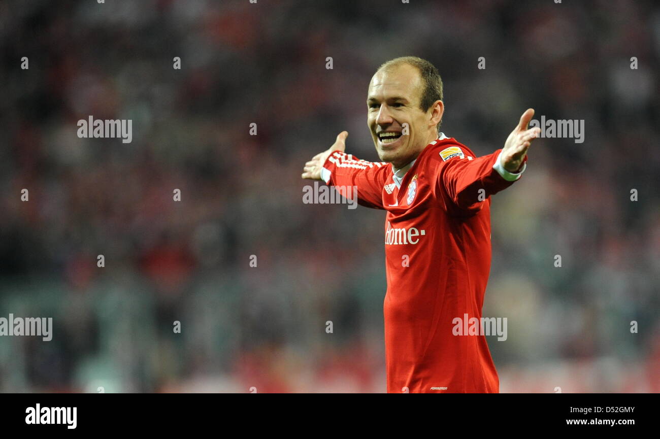 Fußball Bundesliga, 24. Spieltag: FC Bayern München - Hamburger SV am Sonntag (28.02.2010) in der Allianz Arena in München (Oberbayern). Der Münchner Arjen Robben Amüsiert Sich Über Eine Schiedsrichterentscheidung. Sterben Sie Bayern Gewinnen Das Spiel Mit 1:0. Foto: Tobias Hase Dpa/Lby (Achtung Sperrfrist! Die DFL Erlaubt Die Weiterverwertung der Bilder Im IPTV, Mobilfunk Und Durch sonsti Stockfoto