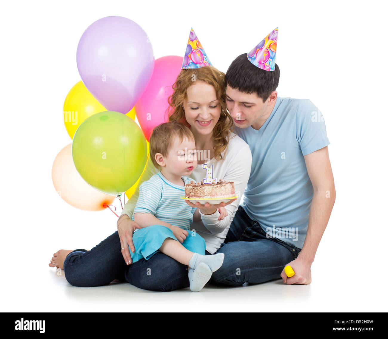 Kind mit Eltern feiern Geburtstag und Ausblasen der Kerzen auf Kuchen Stockfoto