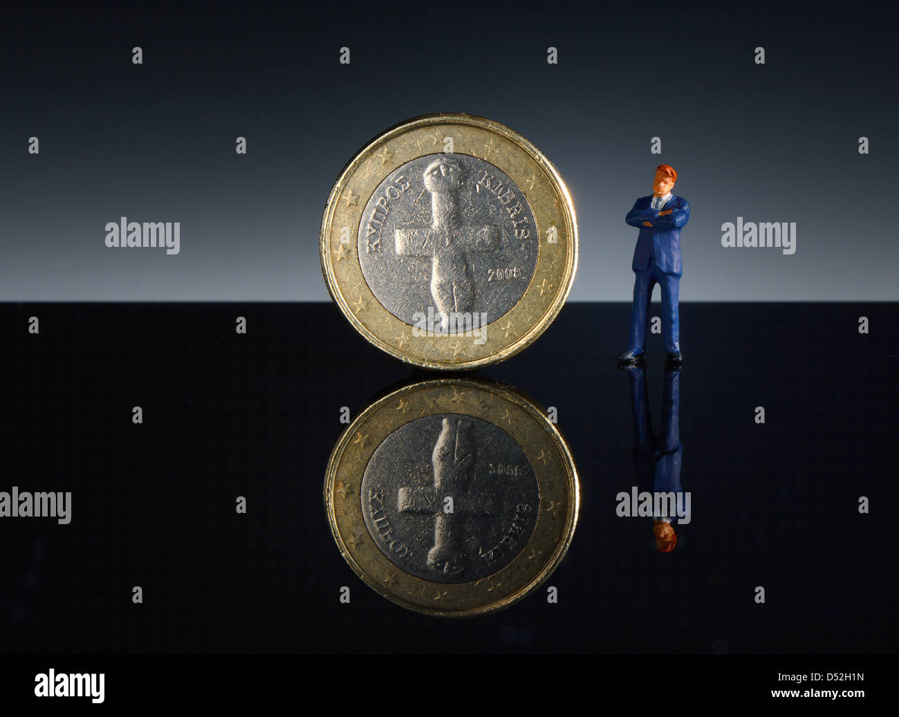Euro-Münze aus Zypern, Miniatur Figur der Politiker, Banker, Manager oder Geschäftsmann Stockfoto