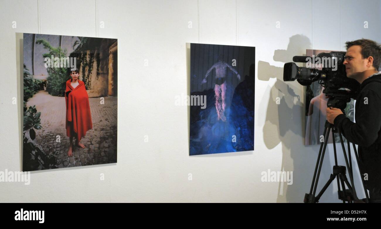 Ein Kameramann schießt Fotografien von deutschen Fotografen Florian Fischer (unsichtbaren) im Museum für angewandte Kunst ("Museum Fuer Angewandte Kunst") in Gera, Deutschland, 1. März 2010 angezeigt. Fischer, lebt in Berlin und wurde 1981 in Tübingen geboren, erhielt den Aenne-Biermann-Preis für deutsche Gegenwartsfotografie. Der Preis ist mit 2.000 Euro dotiert. Präsentiert das Museum in Gera Stockfoto