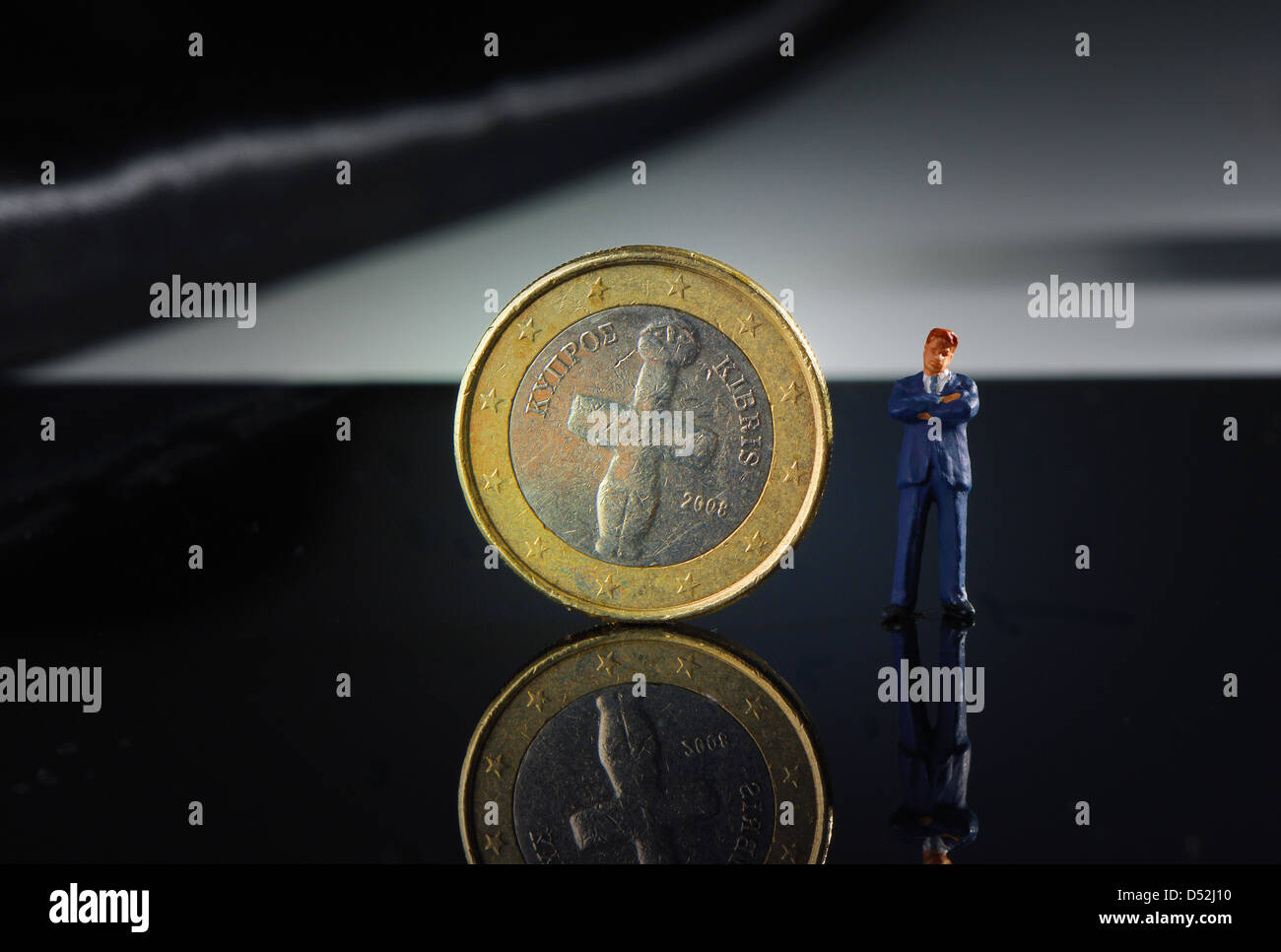 Euro-Münze aus Zypern, Miniatur Figur der Politiker, Banker, Manager oder Geschäftsmann Stockfoto