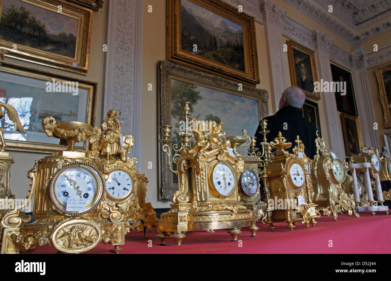 Einige der historischen Uhren, die bei Wendl Auktionshaus in Rudolstadt, Deutschland, 2. März 2010 versteigert werden sollen. Des Haus 66. Frühling Auktionswelt am 05. und 06. März sehen mehr als 4.000 Artikel, darunter 600 Gemälde, 200 Stück von Möbeln, 300 Spielzeug, 350 Stück Silber und 800 Stück Porzellan. Foto: Jan-Peter Kasper Stockfoto