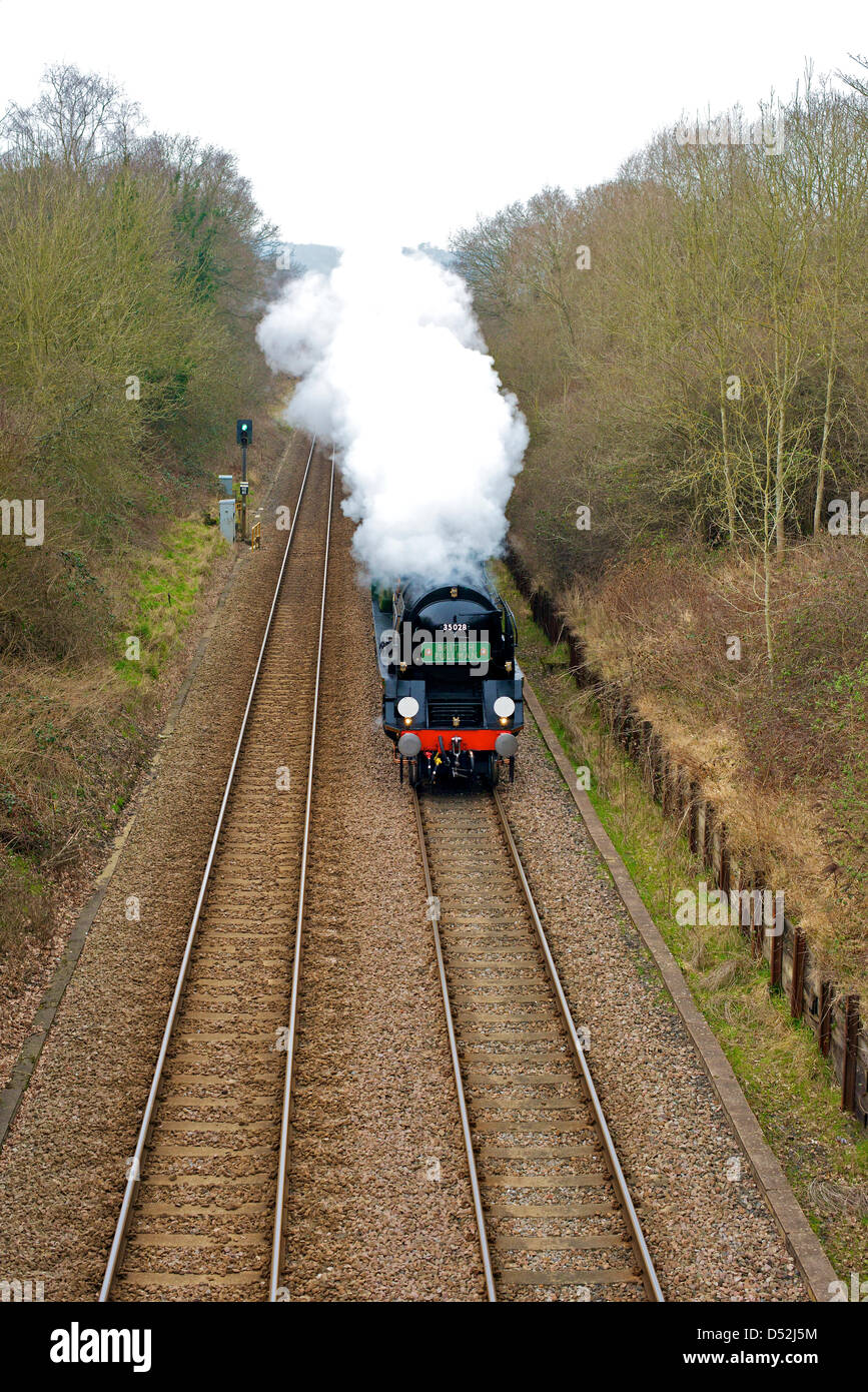 Reigate, Surrey, UK. 22. März 2013. Die British Pullman VS Orient Express Dampflok SR Handelsmarine Clan Line Klasse 4-6-2 Nr. 35028-Geschwindigkeiten durch Reigate, Surrey, 1504hrs Freitag, 22. März 2013 auf dem Weg nach London Victoria. Foto von Lindsay Constable/Alamy Live-Nachrichten Stockfoto