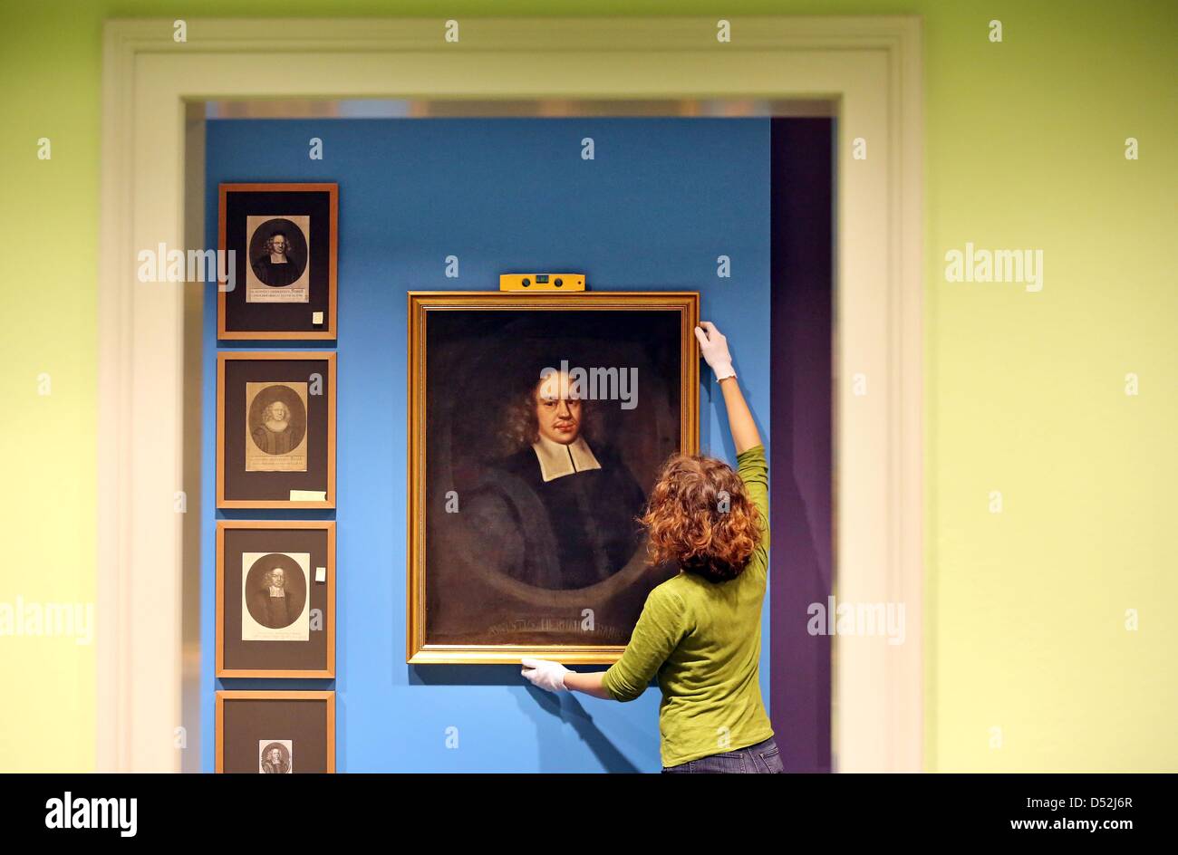 Ein Mitarbeiter hängt ein Porträt von August Hermann Francke ab 1700 in einer Ausstellung der 