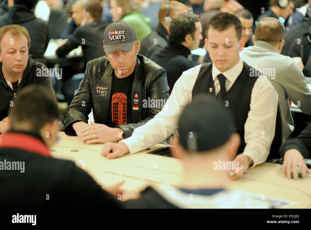 Ehemaliger Tennisspieler im Bild während des Poker Spiels in Berlin, Deutschland, 3. März 2010 Boris Becker (C). Die European Poker Tour (EPT) begann am 02 März und läuft bis 7. März 2010. Einige 1000 Spieler kämpfen um ein Preisgeld von 1 Million Euro. Foto: TIM BRAKEMEIER Stockfoto