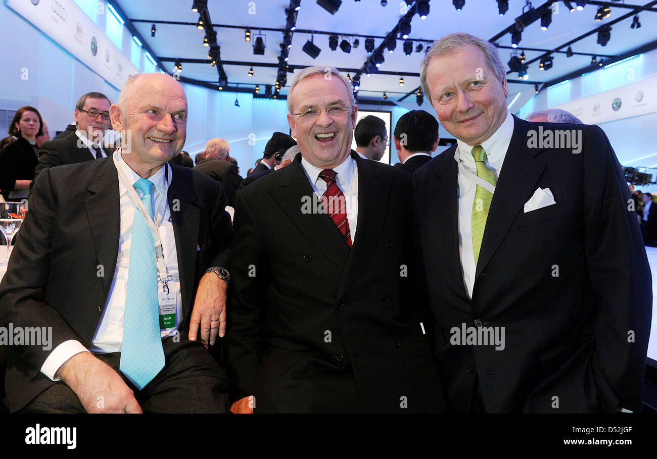 Der CEO von Volkswagen, Martin Winterkorn (C), CEO von Porsche, Wolfgang Porsche (R) und Ferdinand Piech (L), Vorsitzender des Aufsichtsrats der VW, Pose für Fotografen am Vorabend des ersten Pressetag der Genfer Automobilsalon in Genf, Schweiz, 1. März 2010. 80. internationalen Autosalon in Genf will Impulse geben für die angeschlagene Automobilindustrie Stockfoto