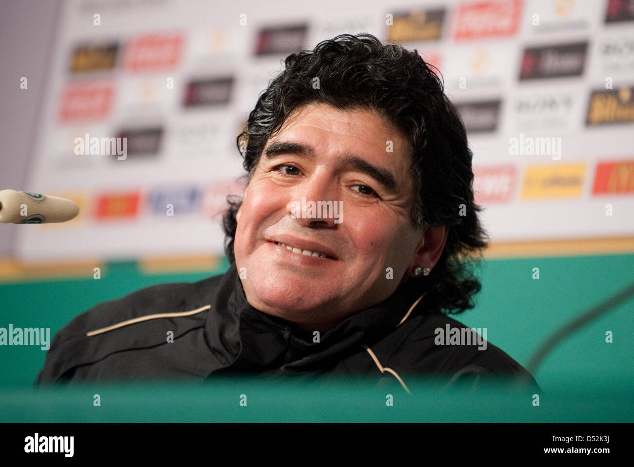 Argentiniens Trainer Diego Armando Maradona lächelt während einer Pressekonferenz nach Fußball Testspiel Deutschland gegen Argentinien im Stadion der AllianzArena in München, 3. März 2010. Argentinien gewann das Spiel 1: 0. Foto: Andreas Gebert Stockfoto