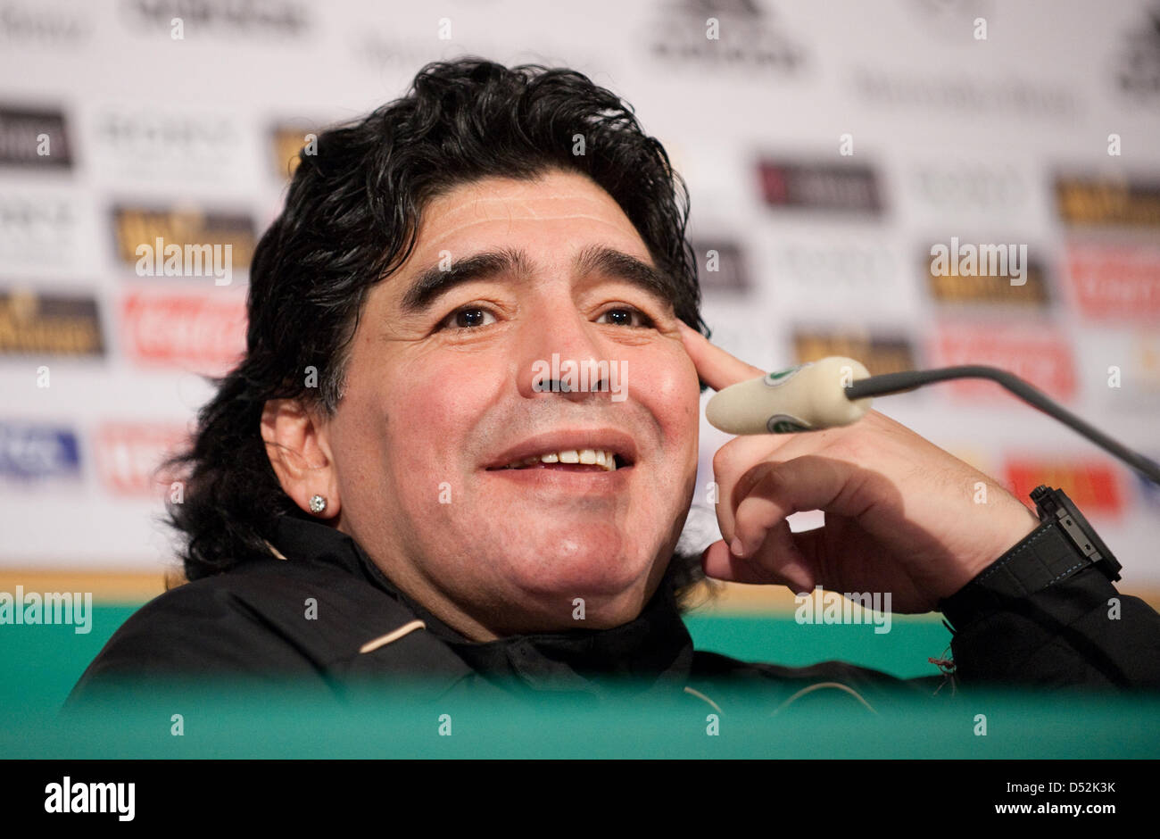 Argentiniens Trainer Diego Armando Maradona lächelt während einer Pressekonferenz nach Fußball Testspiel Deutschland gegen Argentinien im Stadion der AllianzArena in München, 3. März 2010. Argentinien gewann das Spiel 1: 0. Foto: Andreas Gebert Stockfoto