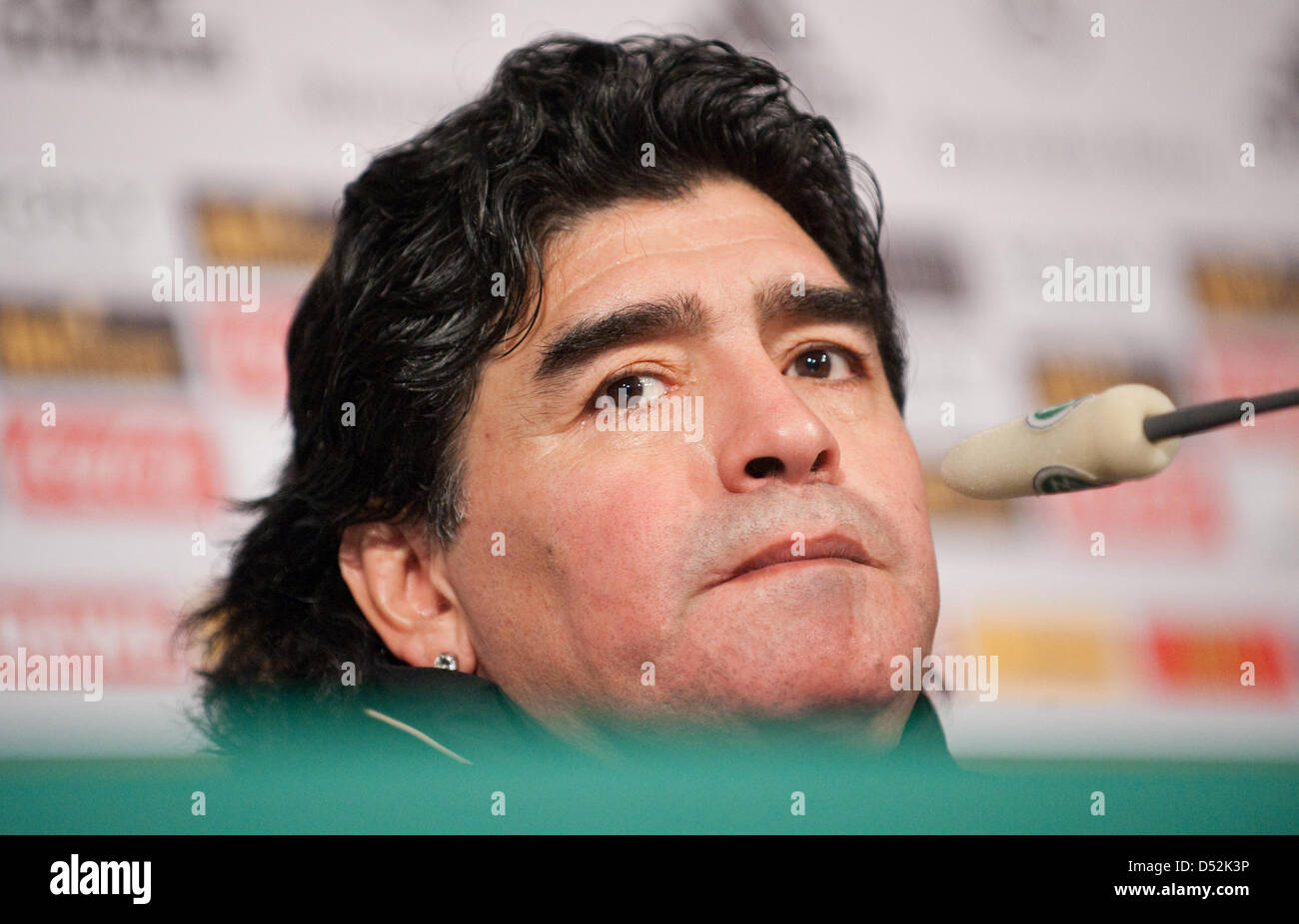 Argentiniens Trainer Diego Armando Maradona lächelt während einer Pressekonferenz nach Fußball Testspiel Deutschland gegen Argentinien im Stadion der AllianzArena in München, 3. März 2010. Argentinien gewann das Spiel 1: 0. Foto: Andreas Gebert Stockfoto