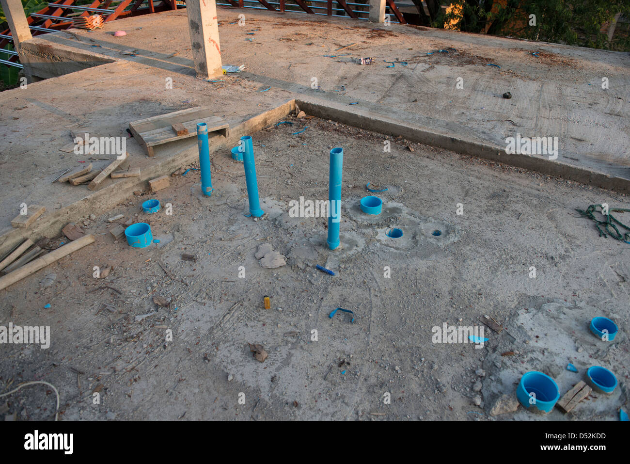 Thai Haus Bau in Lampang, Thailand. PVC-Rohre für die 2. Etage. Stockfoto