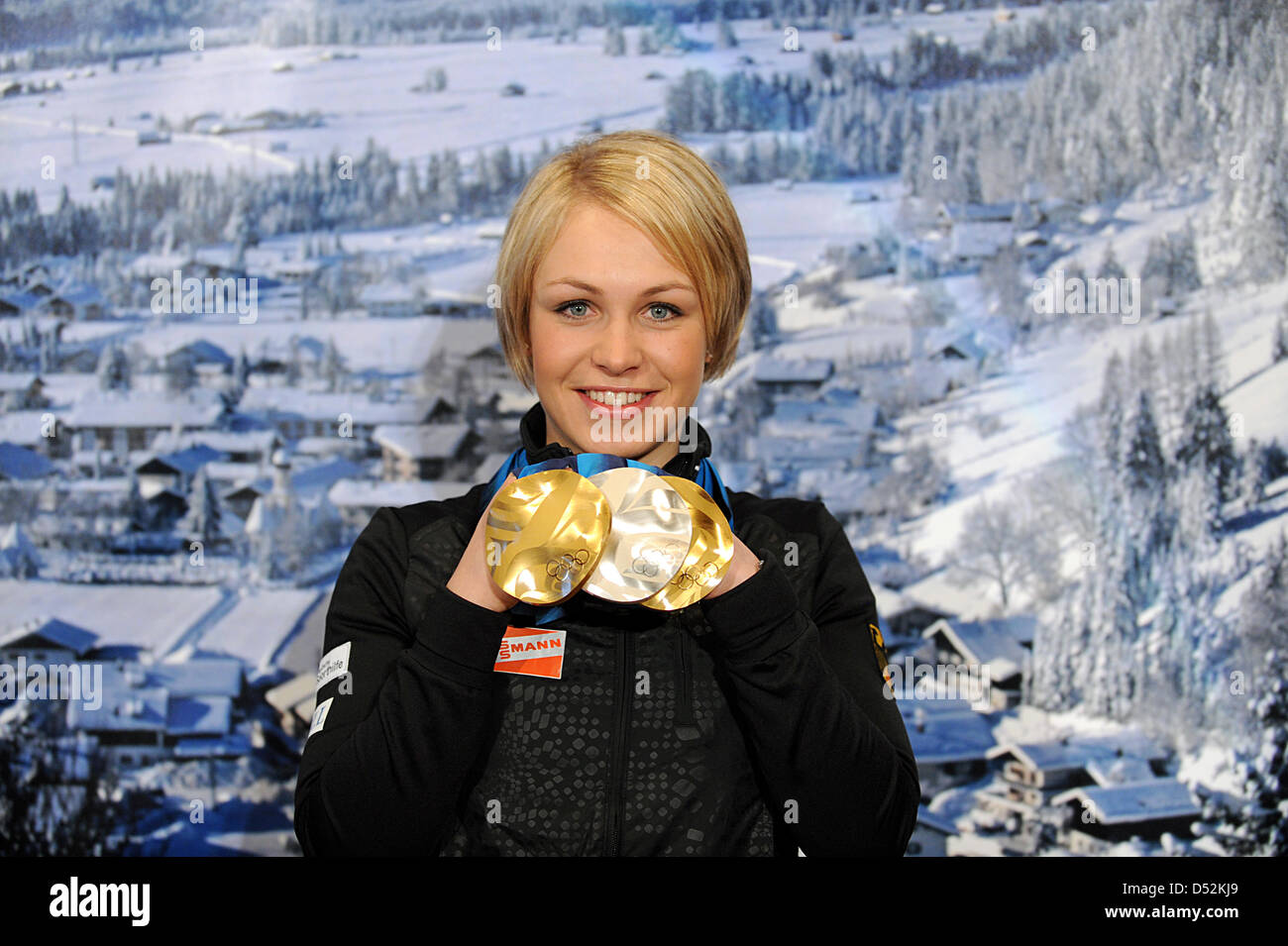 Deutsche Biathletin Magdalena Neuner besucht eine Pressekonferenz und präsentiert ihre Medaillen während des Empfangs in ihrem Heimatort Wallgau, Deutschland, 5. März 2010. Neuner gewann zwei Goldmedaillen und eine Silbermedaille bei den Olympischen Winterspielen 2010 in Vancouver, Kanada und wird auf einer eigens errichteten Bühne auf dem Stadtplatz am späten Nachmittag erwartet. Foto: TOBIAS HASE Stockfoto