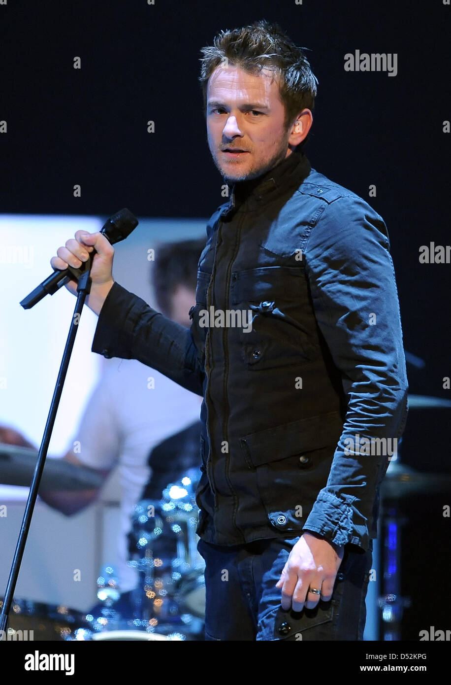 Beukes Willemse britische pop-Band "Livingston" führt bei TV-Chart Show "The Dome 53" in Berlin, Deutschland, 5. März 2010. Die Show wird von deutschen privaten Fernsehsender RTLII am 21. März 2010 ausgestrahlt. Foto: Britta Pedersen Stockfoto