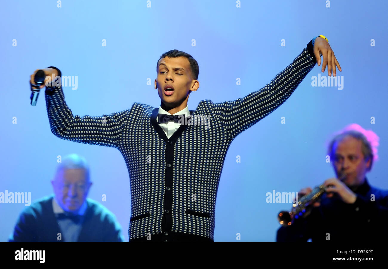 Belgisch-ruandischen Musiker führt Stromae bei TV-Chart Show "The Dome 53" in Berlin, Deutschland, 5. März 2010. Die Show wird von deutschen privaten Fernsehsender RTLII am 21. März 2010 ausgestrahlt. Foto: Britta Pedersen Stockfoto