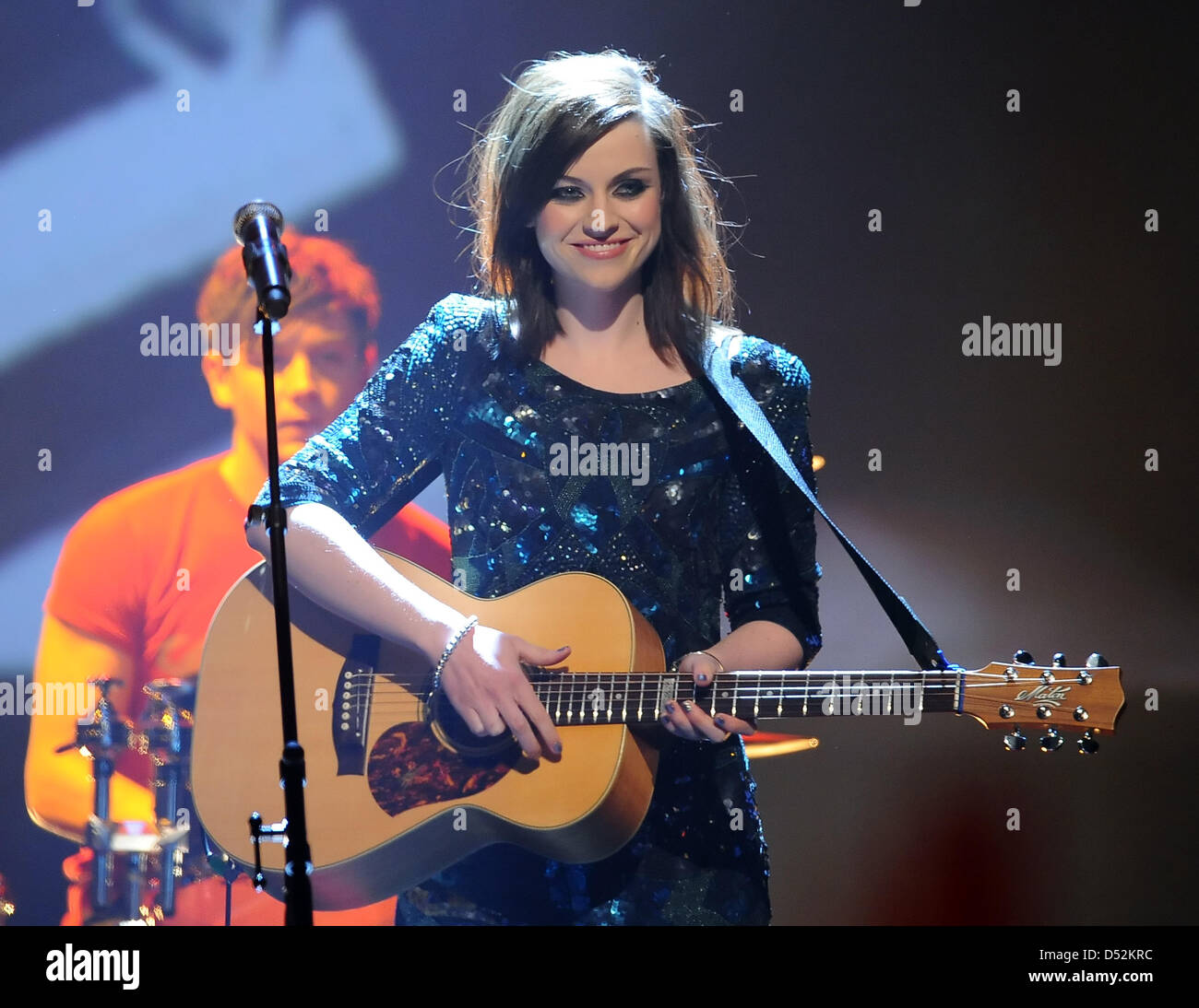 Schottische Musikerin Amy Macdonald auf TV Tabelle führt zeigen "53" The Dome"in Berlin, Deutschland, 5. März 2010. Die Show wird von deutschen privaten Fernsehsender RTLII am 21. März 2010 ausgestrahlt. Foto: Britta Pedersen Stockfoto