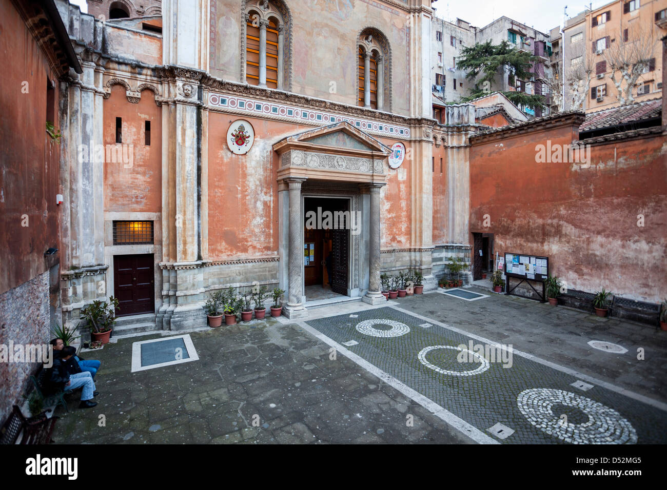 Basilica di Santa Pudenziana in Rom, wo die Filipinos anbeten, und treffen. Stockfoto