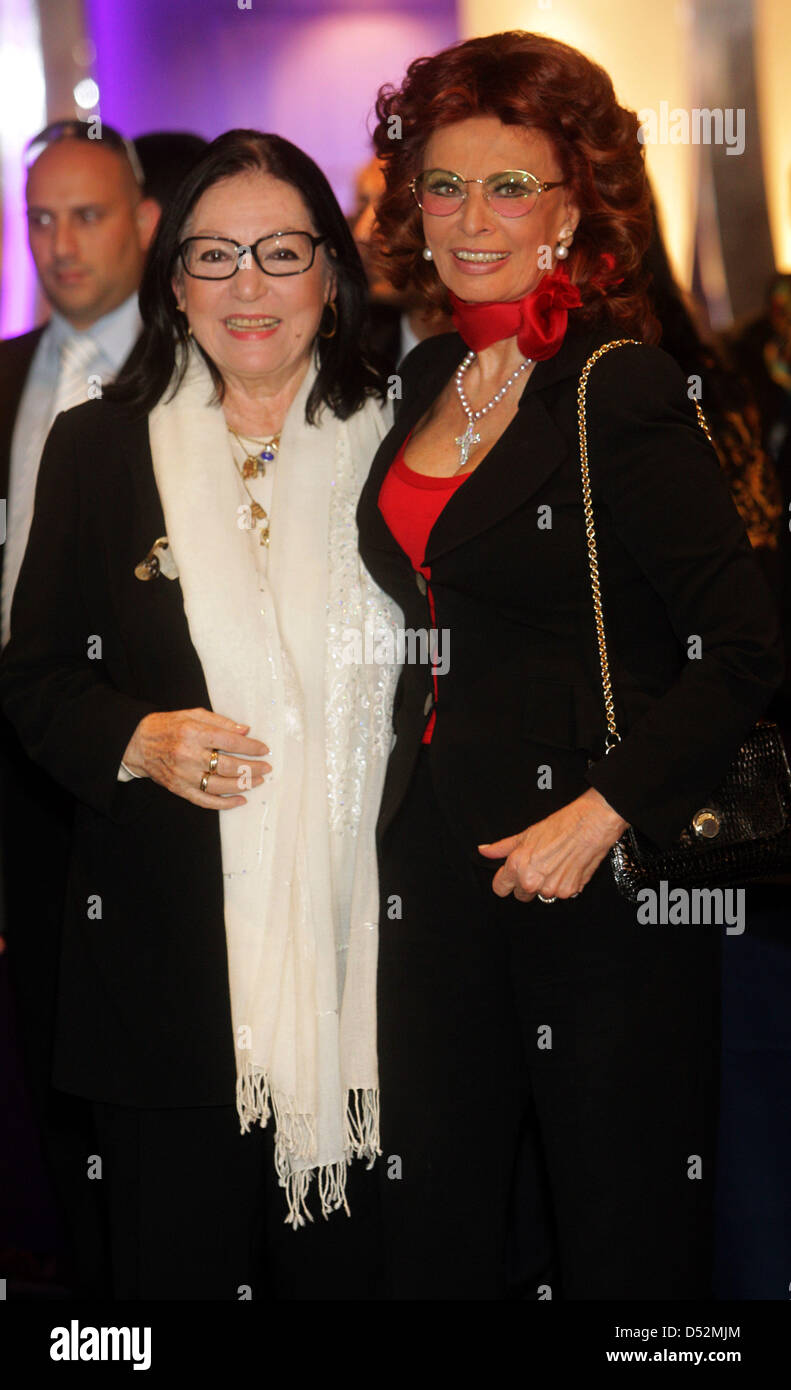 Italienische Leinwand-Legende, dass Sofia Loren (R) und griechischen  Sängerin Nana Mouskouri (L) begrüßen jeden an Bord der "MSC Magnifica" in  Hamburg, Deutschland, 6. März 2010 Kreuzfahrtschiff. Loren ist die  Taufpatin des Schiffes