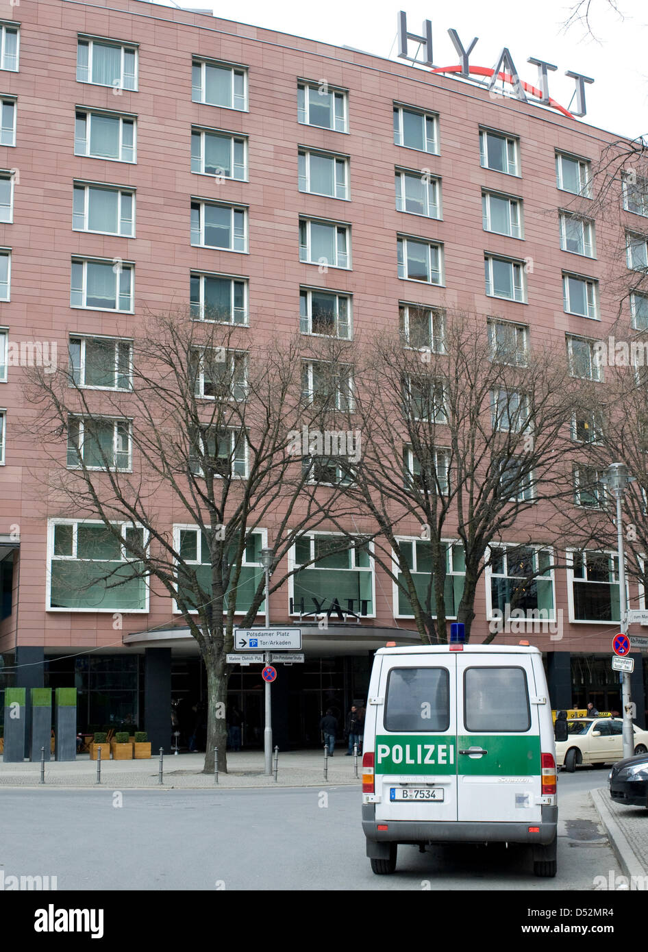 Ein Polizeiwagen steht vor dem Hotel Hyatt in Berlin, Deutschland, 7. März 2010. Am 6. März 2010 fand ein Raub in der Poker-Turnier. Die bewaffneten Räuber hatte gewonnen Geld und flüchtete mit ihm, sagte ein Polizeisprecher. Der Betrag wurde nicht festgestellt. Foto: KLAUS-DIETMAR GABBERT Stockfoto