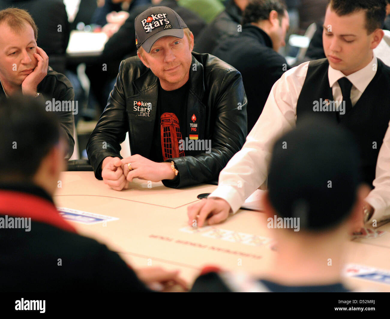 Ehemaliger Tennisspieler Boris Becker (C) sitzt an einem Tisch der European Poker Tour (EPT) in Berlin, Deutschland, 3. März 2010. Bis 7. März 2010 spielen rund 1000 Teilnehmer für das Preisgeld von 1 Million Euro. Foto: Tim Brakemeier Stockfoto
