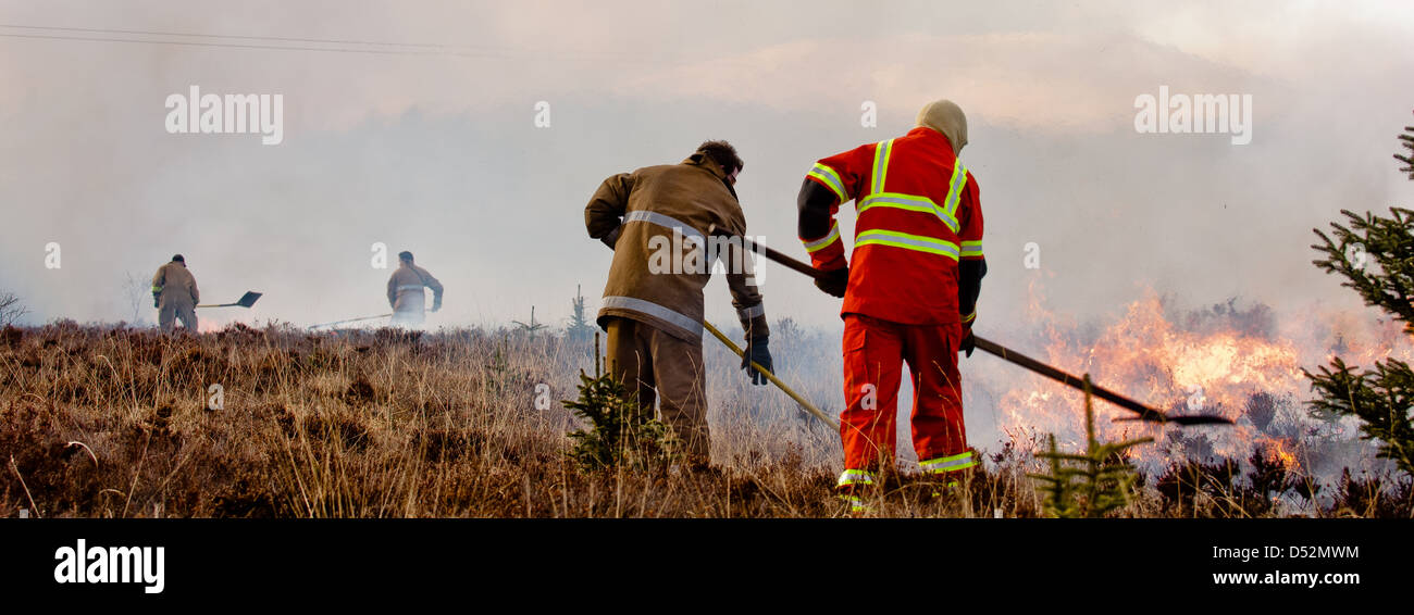 Feuerwehrleute kämpfen um ein Moor-Hügel-Feuer an der Westküste von Schottland zu steuern Stockfoto