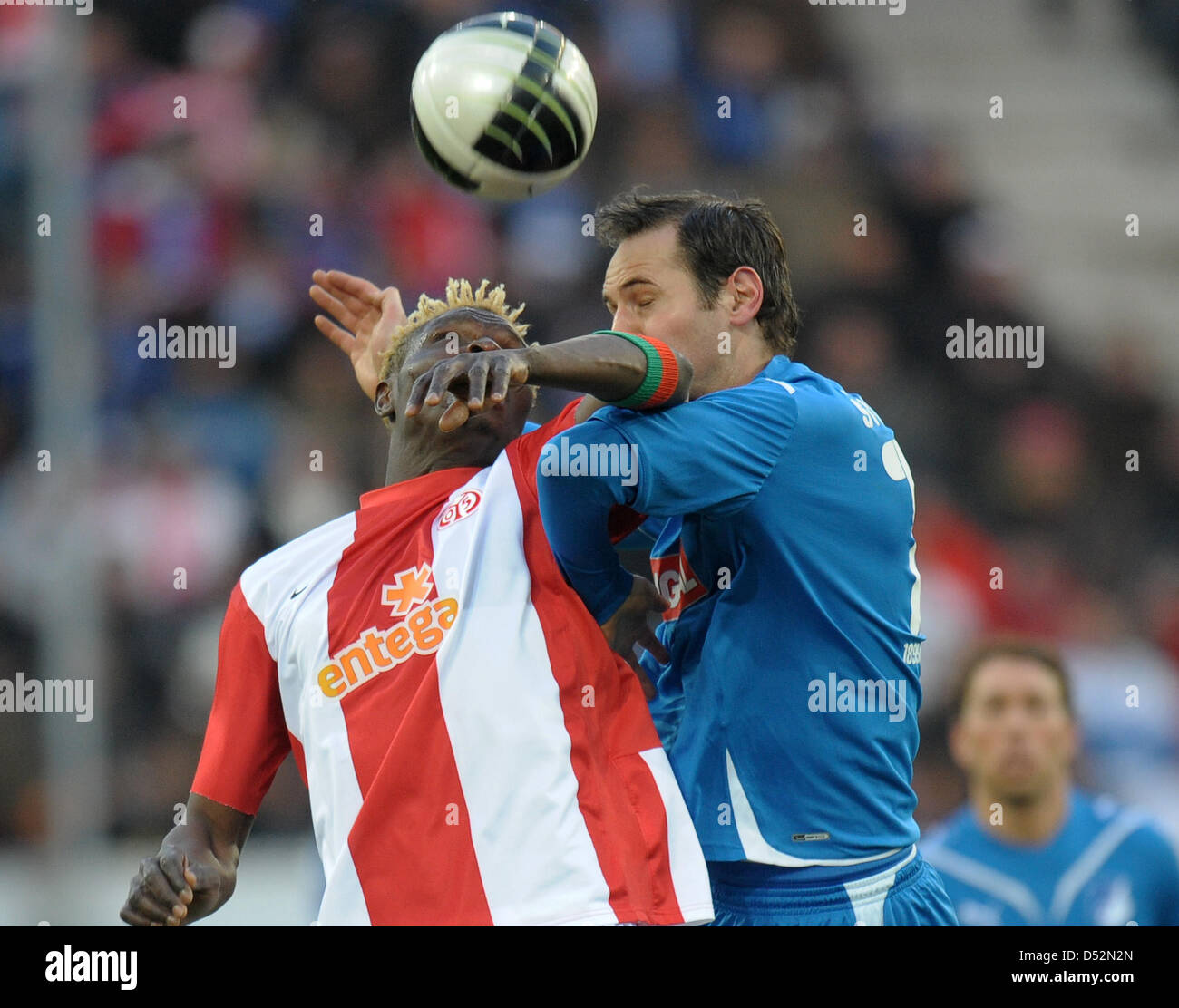 Hoffenheim Josip Simunic (R) und Mainz "Aristide Bance vie für der Ball beim deutschen Fußball-Bundesliga match TSG Hoffenheim Vs Mainz 05 im Rhein-Neckar-Arena in Sinsheim, Deutschland, 7. März 2010. Foto: RONALD WITTEK (Achtung: EMBARGO Bedingungen: die DFL ermöglicht die weitere Nutzung der Bilder im IPTV, mobile Dienste und andere neue Technologien nur nicht früher als zwei Stunden ein Stockfoto