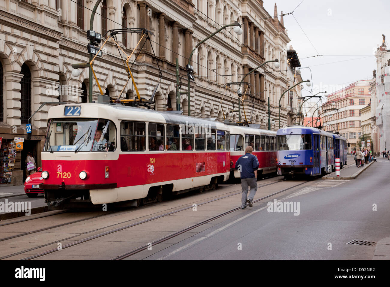 Straßenbahn Nr. 22. Straßenbahnen im Stadtzentrum von Prag, Tschechische Republik Stockfoto