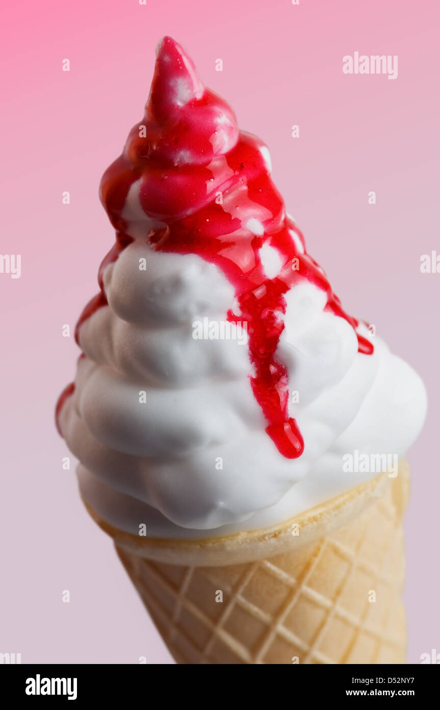 Eis mit Erdbeer-Marmelade closeup Stockfoto
