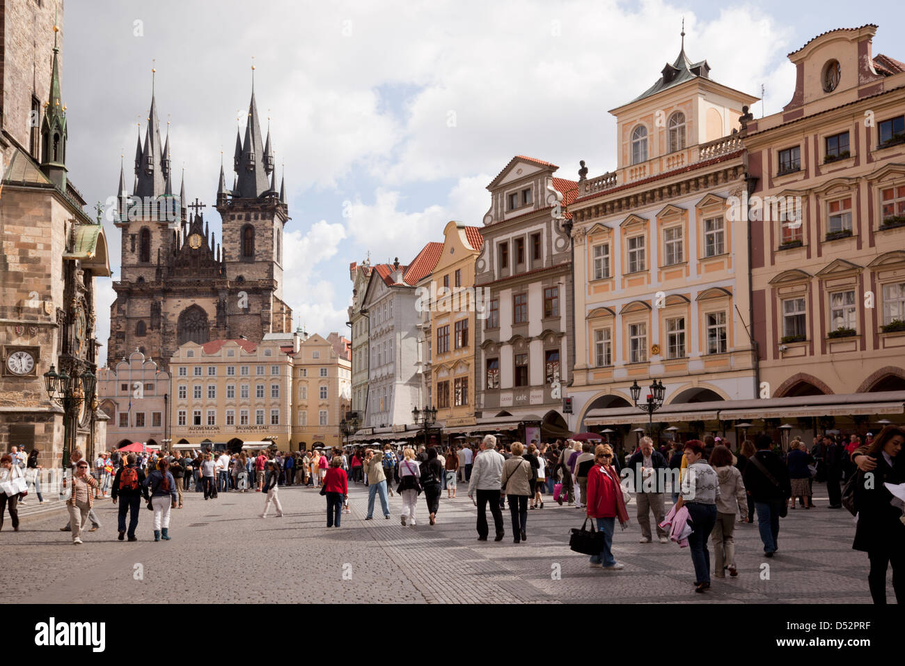 Der historische Altstadtplatz in Prag mit der Kirche unserer Lieben Frau vor Týn im Hintergrund, Prag, Tschechische Republik Stockfoto