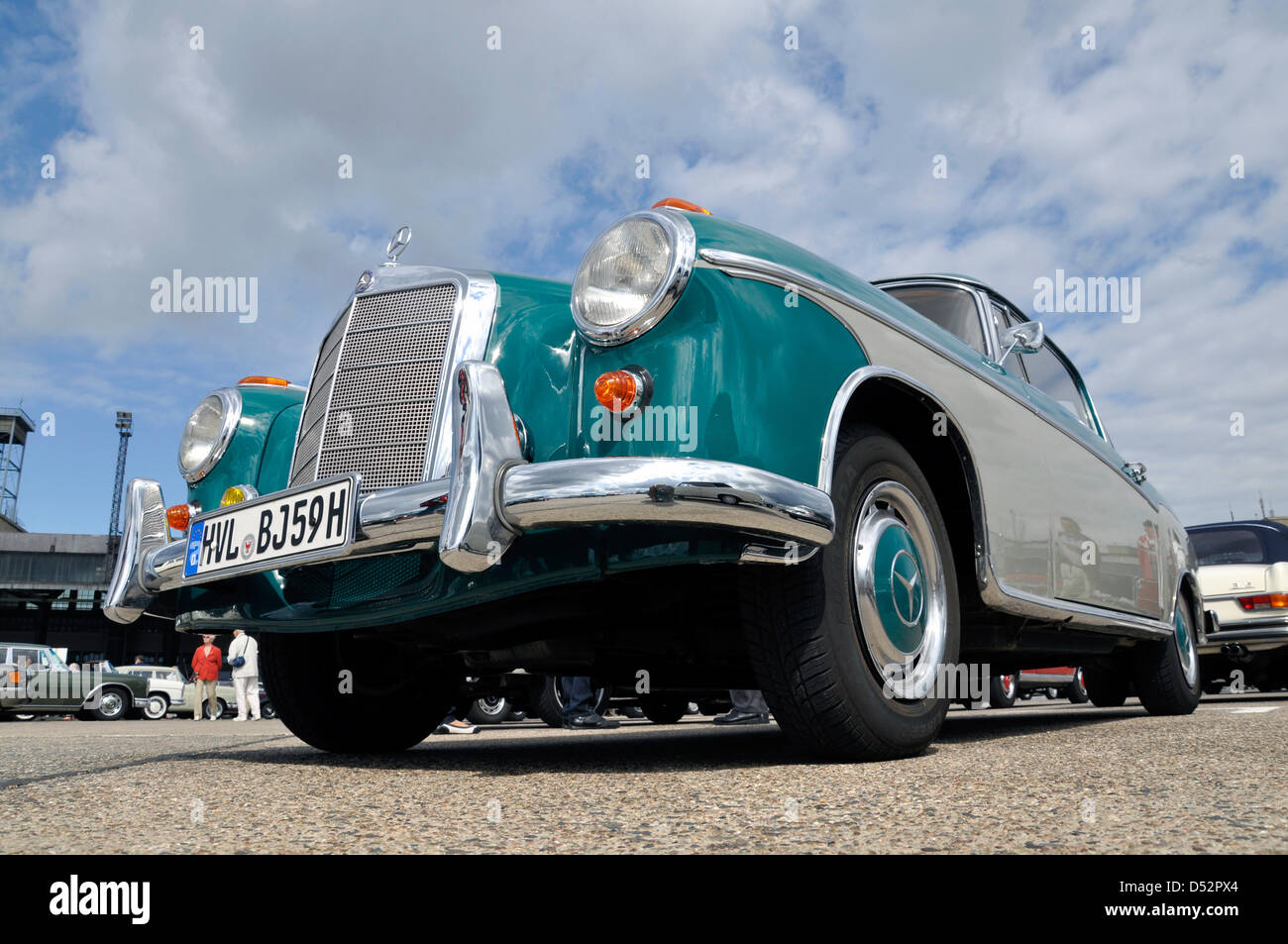 ILLUSTRATION - Ein Mercedes-Benz 220 SE Coupé aus dem Jahr 1959 wird anlässlich des 125-jährigen Jubiläums des Mercedes-Benz am stillgelegten Flughafen Tempelhof in Berlin, Deutschland, am 28. August 2011 abgebildet. Fotoarchiv für Zeitgeschichte/Steinach - () Stockfoto