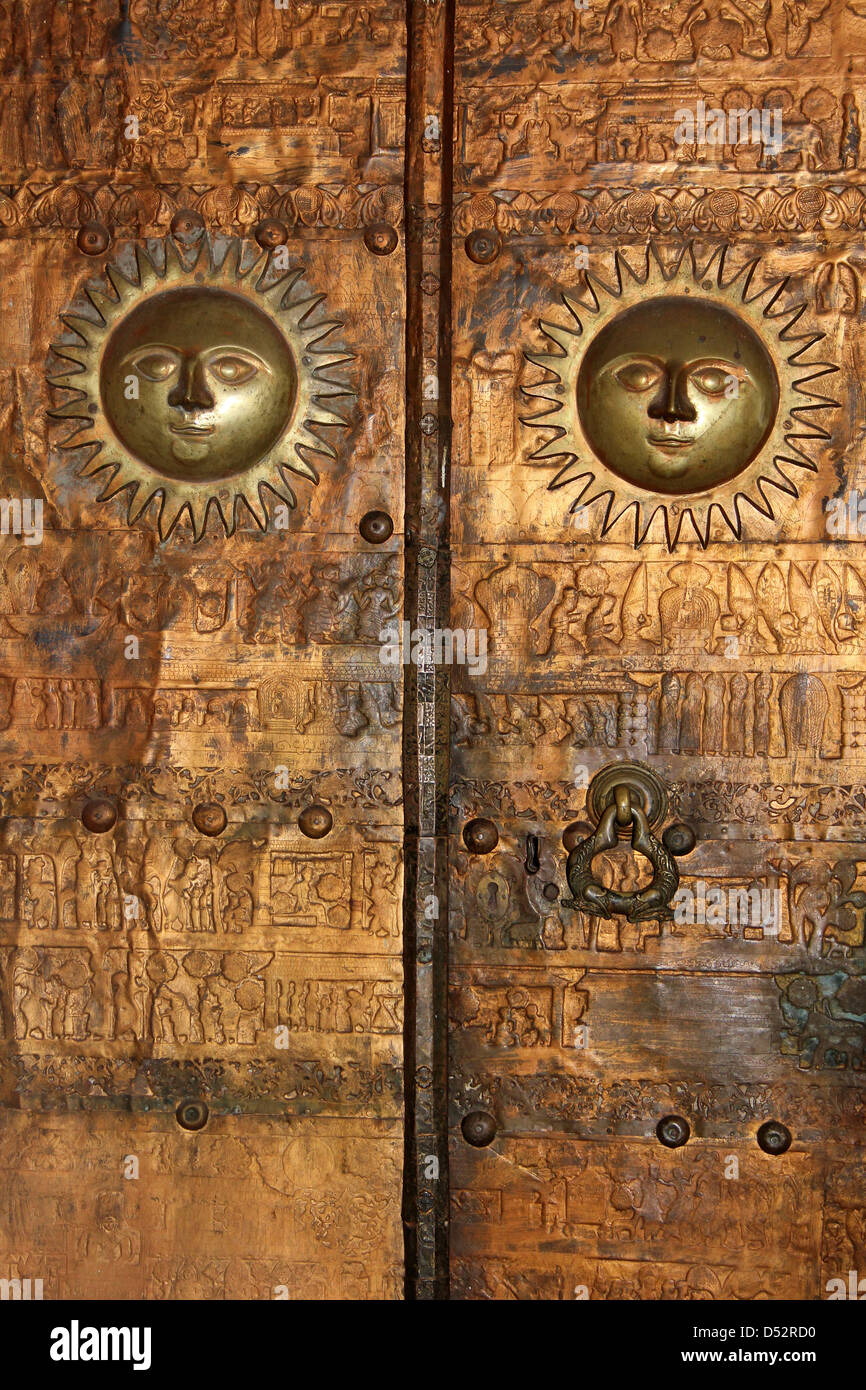Sonnenmotiv an Tempel Türen, Sri Lanka Stockfoto