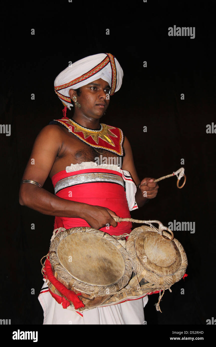 Kandyan Schlagzeuger spielen Thammattama Drums Stockfoto