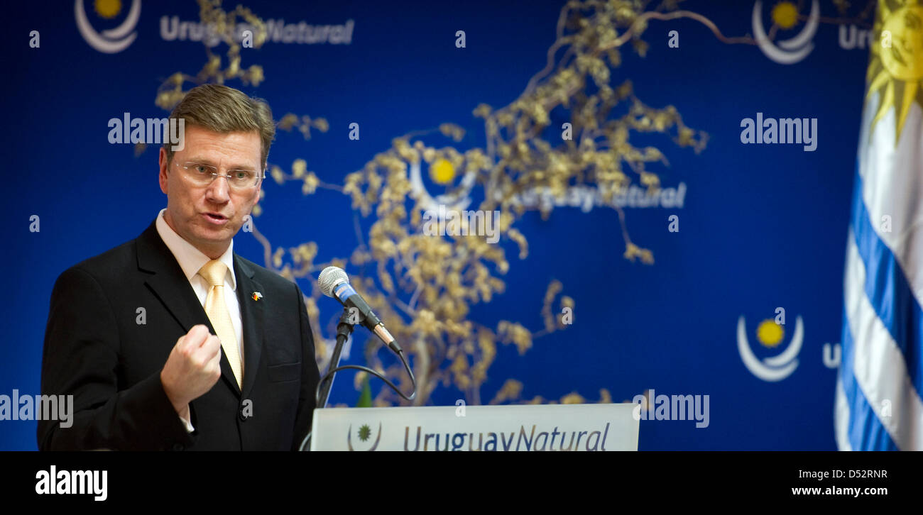 Der deutsche Außenminister Guido Westerwelle spricht am Tourismus und Sportministerium in Montevideo, Uruguay, 9. März 2010. Westerwelle ist derzeit auf seine längste Auslandsreise so weit, zahlende offizielle Staatsbesuche, Chile, Argentinien, Uruguay und Brasilien. Foto: ARNO BURGI Stockfoto