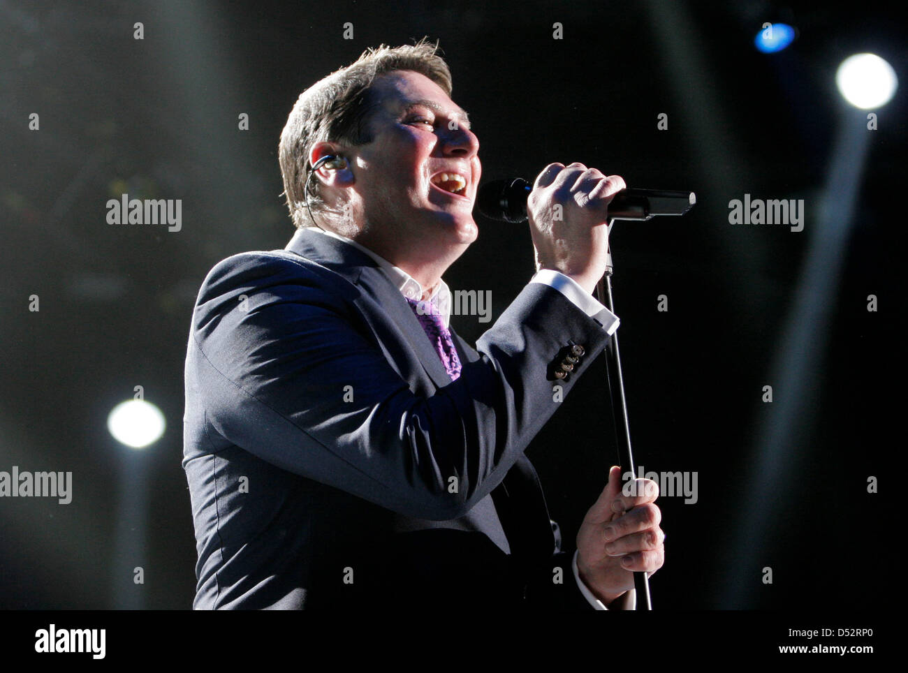 Tony Hadley, Sänger der britischen Band "Spandau Ballet", führt auf der Bühne während eines Konzerts in Düsseldorf, 7. März 2010. "Spandau Ballet" ist auf Weltreise und geben Konzerte in Deutschland, Belgien, Spanien und Portugal. Foto: Revierfoto Stockfoto