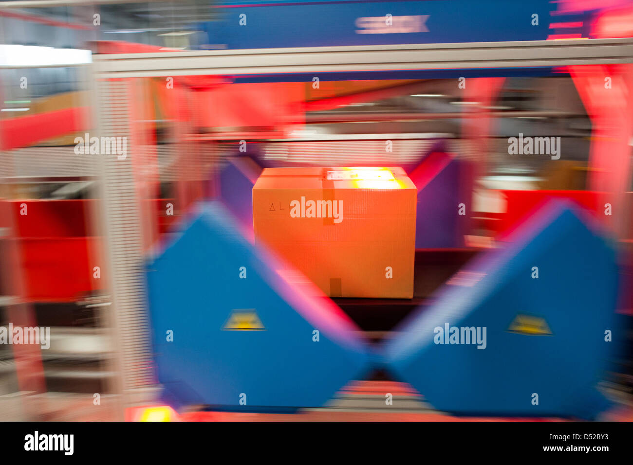Deutsche Post DHL Paket wird automatisch bei der ersten mechanischen Abgabestelle in Bochum, Deutschland, 20. März 2013 gescannt. Es ist das zweite bundesweite System, das die Pakete automatisch liest und verteilt sie an den Transporter. Foto: Rolf Vennenbernd Stockfoto