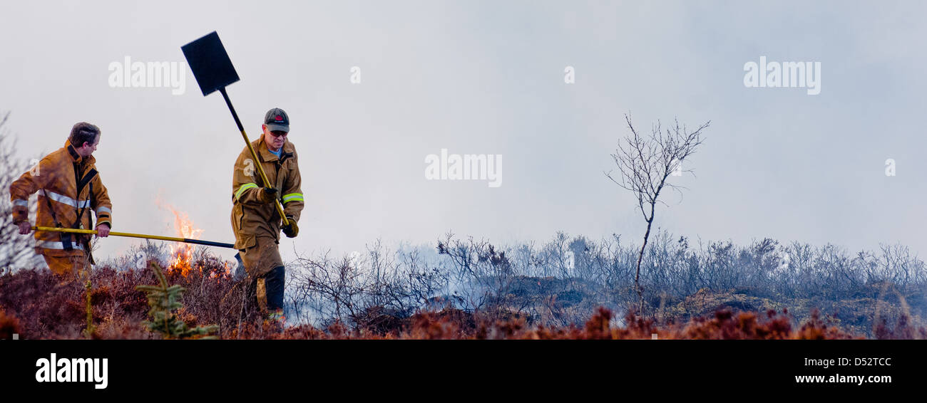 Feuerwehrleute kämpfen um ein Moor-Hügel-Feuer an der Westküste von Schottland zu steuern Stockfoto