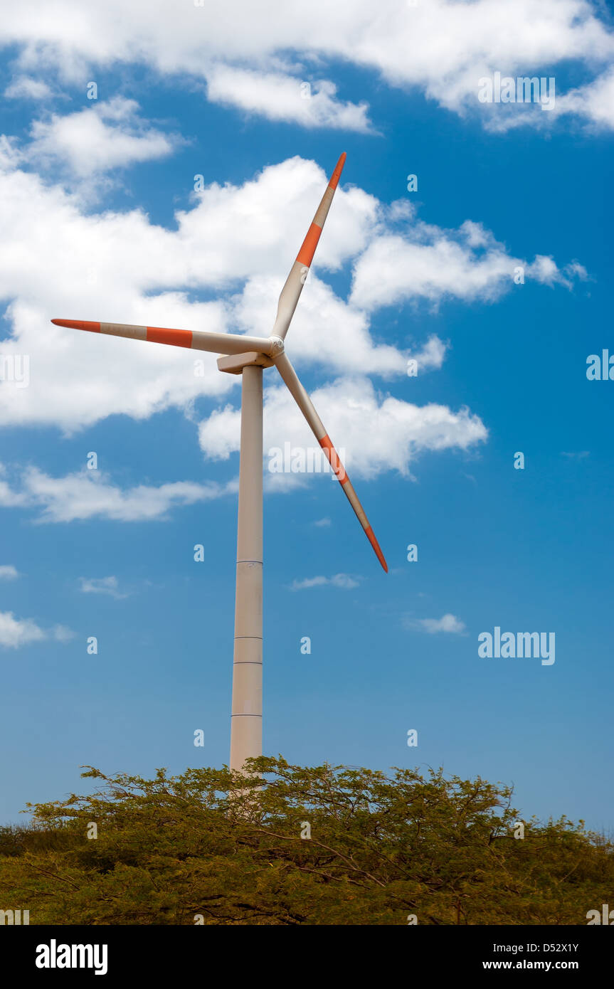 Eine Windmühle mit einem tiefblauen Himmel in La Guajira, Kolumbien Stockfoto
