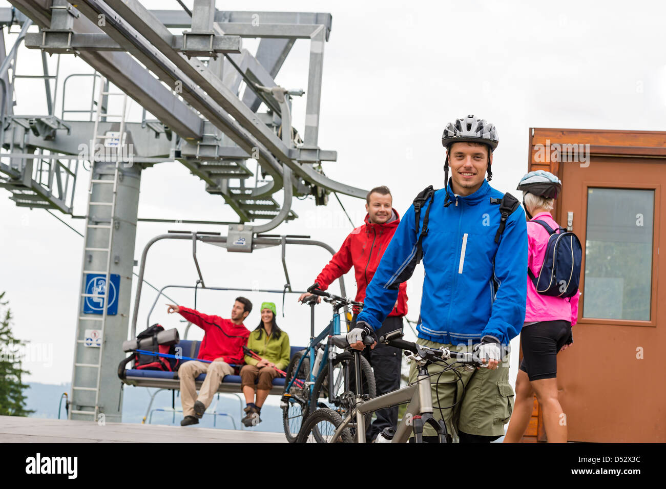 Sportliches Paar immer auf Fahrrädern nach Sessellift Reise Stockfoto