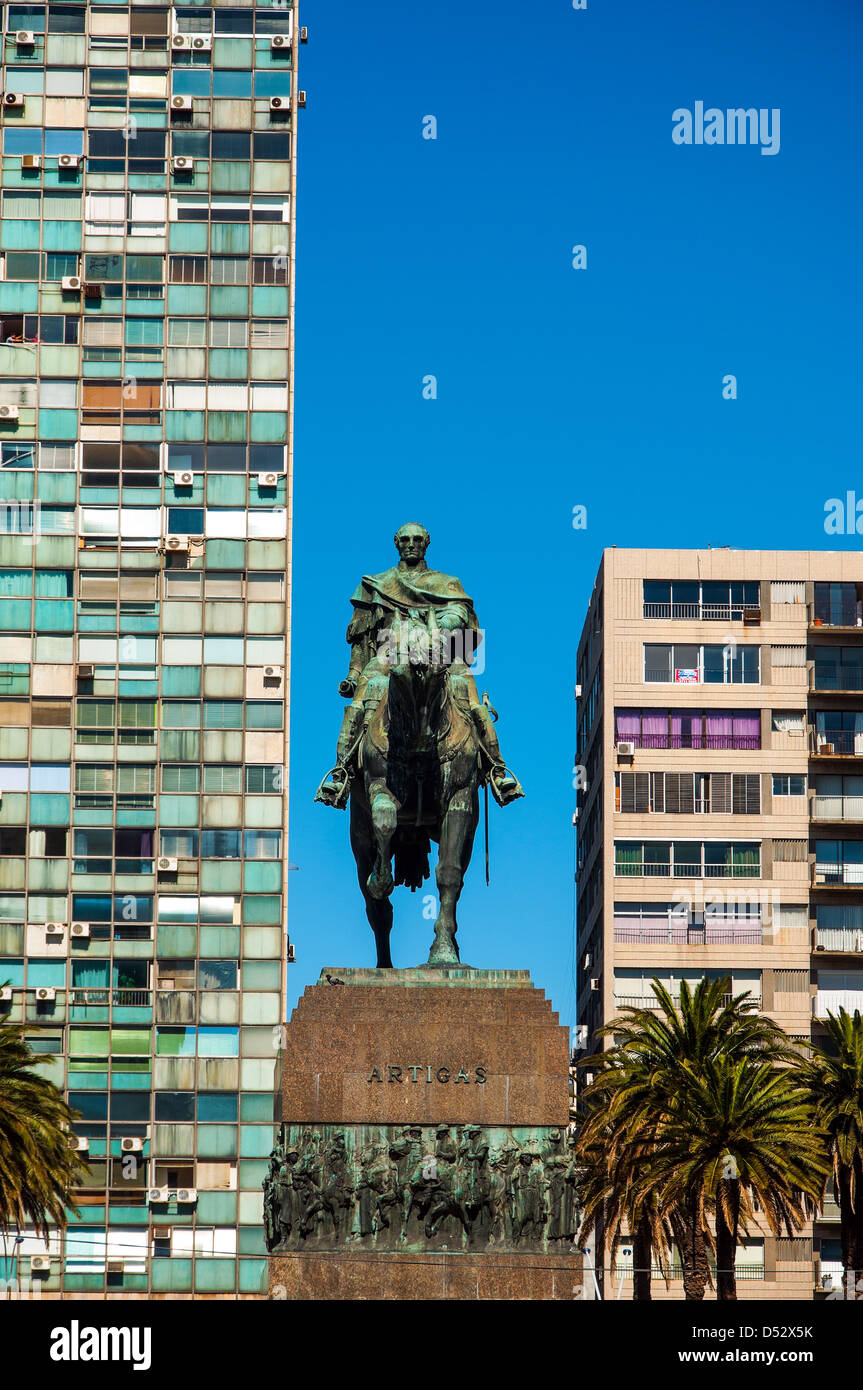 Öffentliche Statue von General Artigas in Montevideo, Uruguay mit einem tiefblauen Himmel Stockfoto