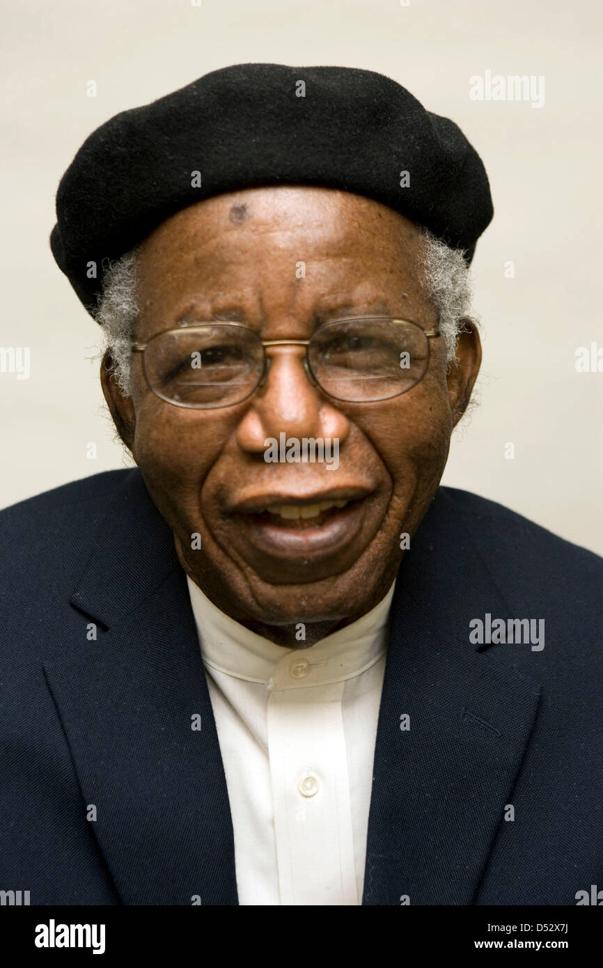 22. März 2013 - ist renommierter nigerianische Autor Chinua Achebe im Alter von 82 Jahren nach kurzer Krankheit gestorben. Eine Aussage von seiner Familie sagte, seine "Weisheit und Mut" "Inspiration für alle, die ihn kannten" waren. Einer der bekanntesten Autoren Afrikas, seinem Debütroman "1958" Things Fall Apart, die die Auswirkungen des Kolonialismus in Afrika behandelt, hat mehr als 10 Millionen Exemplare verkauft. Er lebte in den USA seit 1990 folgende Verletzungen von einem Autounfall. Im Bild: 26. Februar 2008 - New York, US - Schriftsteller CHINUA ACHEBE in New York City. (Kredit-Bild: © Beowulf Sheehan/ZUMA Press) Stockfoto