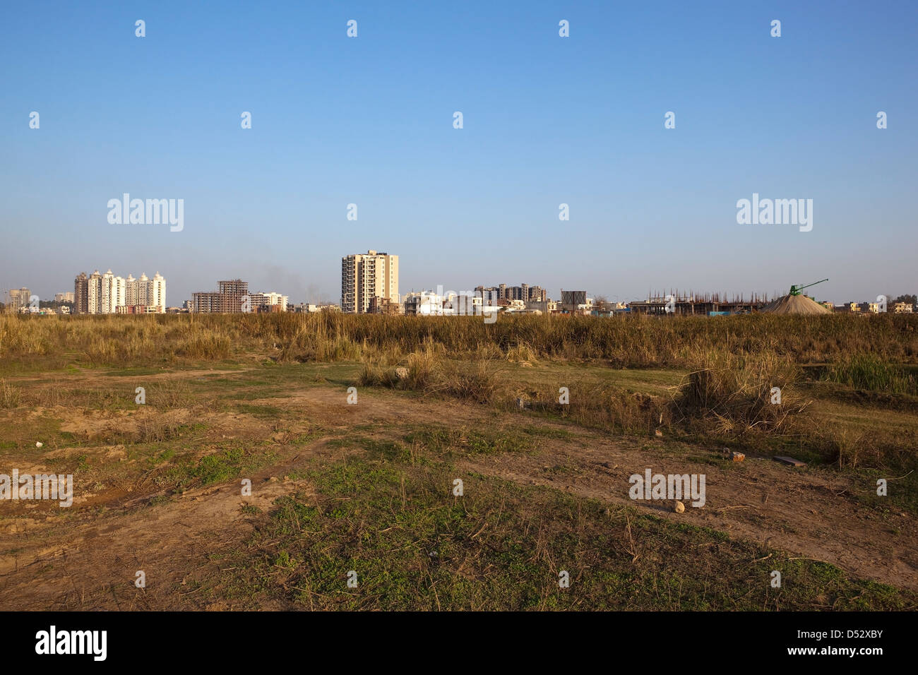 Stadtentwicklung auf ehemaligen landwirtschaftlichen Flächen am Stadtrand von Chandigarh im Bezirk Mohali, Punjab, Indien Stockfoto