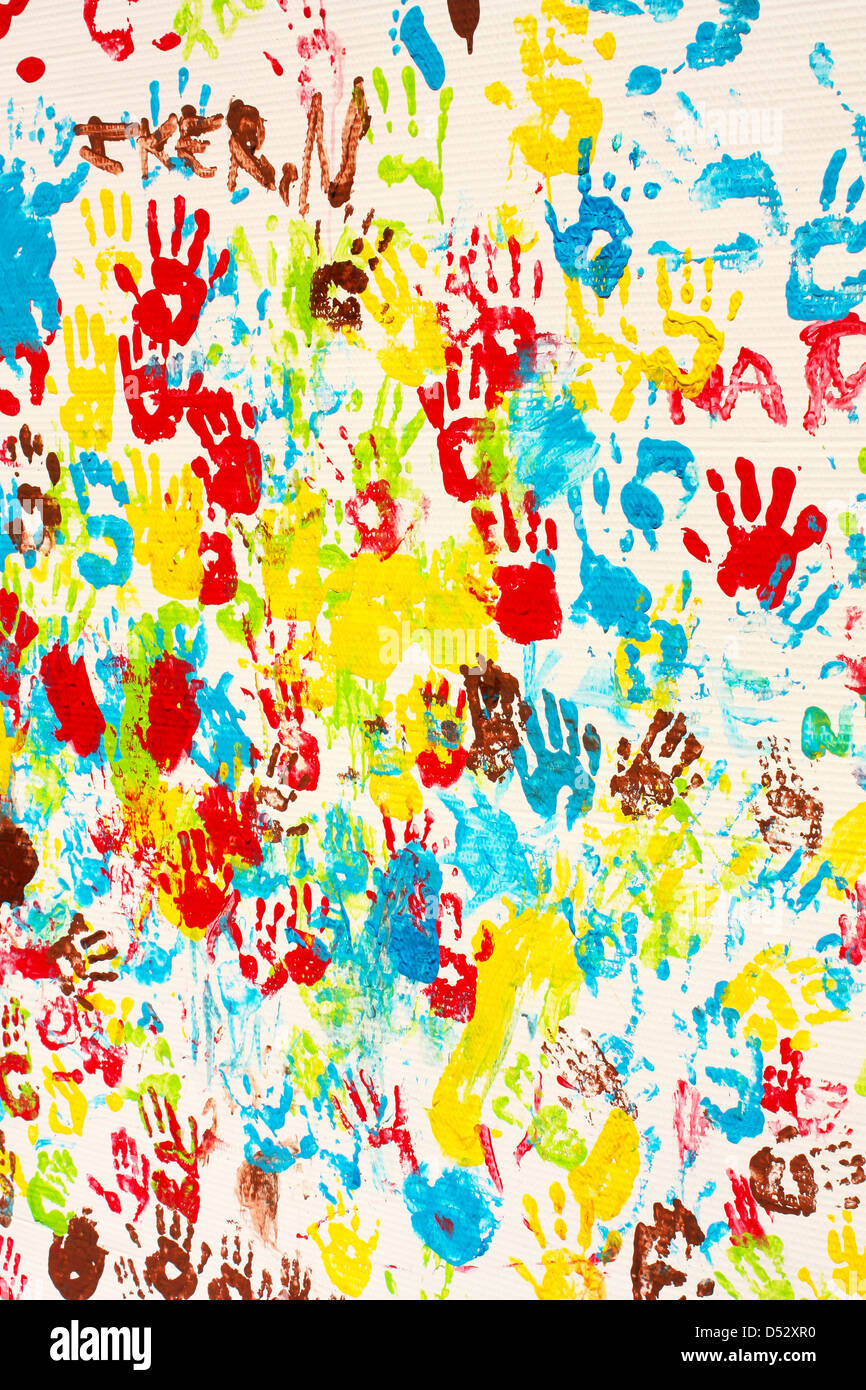 Handabdrücke in verschiedenen Farben in ein Wandbild. Bild als Hintergrund. Stockfoto