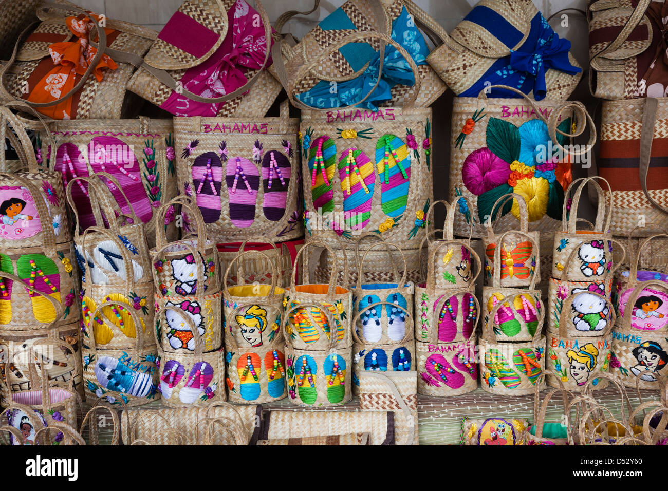 New Providence Island, Bahamas, Nassau, Stroh zu vermarkten, bahamaische Stroh Taschen, souvenirs Stockfoto