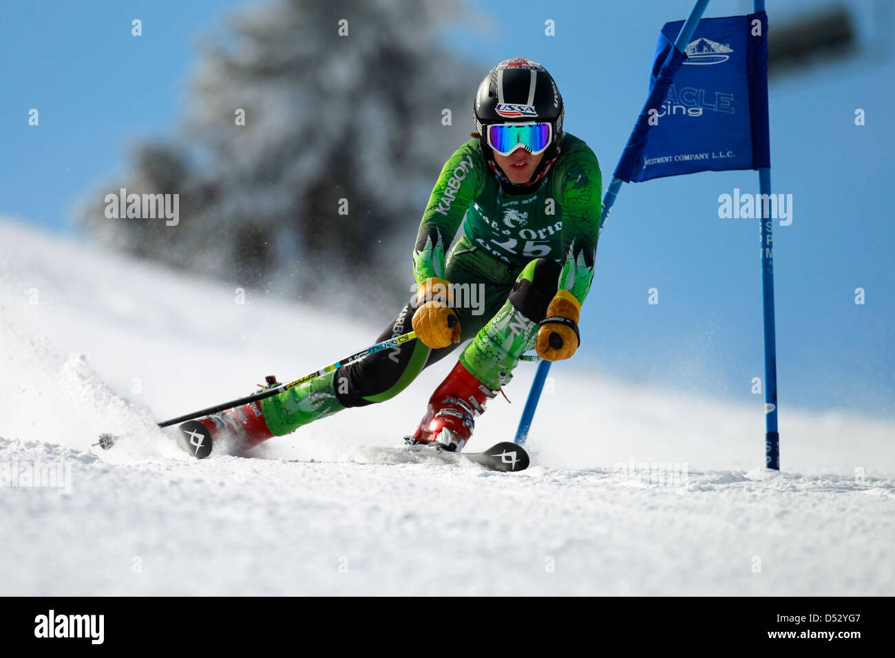 Eine Rundung ein Tor bei einem Riesenslalom-Rennen Skirennläuferin. Stockfoto