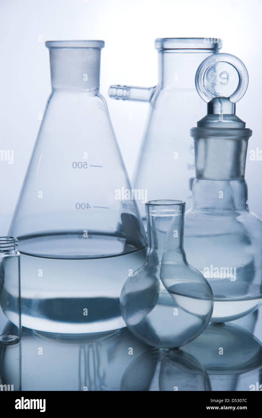 Laborglas auf weißem Hintergrund Stockfoto