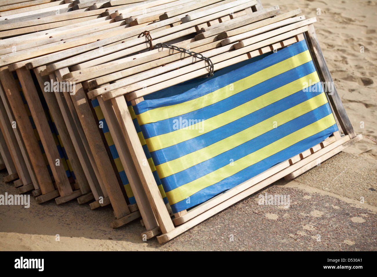 Stapel von Liegestühlen verkettet Bournemouth Strand an einem kalten Tag im März Stockfoto