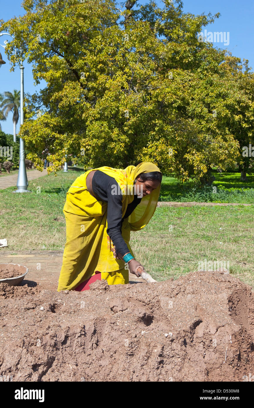 Eine weibliche indische Arbeiter in Pinjore Gardens, Haryana Zustand in Indien arbeiten Stockfoto