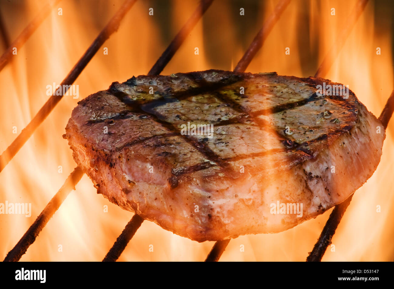 gestreifte Steak auf feurigen Grill closeup Stockfoto