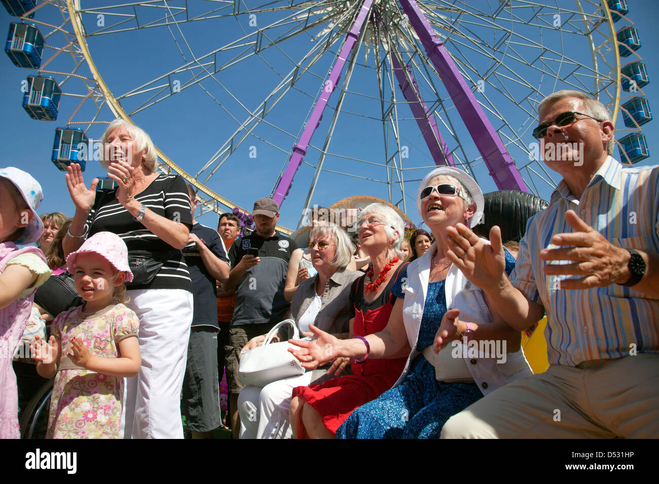 Oberhausen, Deutschland, Zuschauer singen DAY OF SONG auf der Messe in Sterkrade Stockfoto